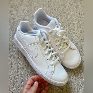 NIB Nike court royale